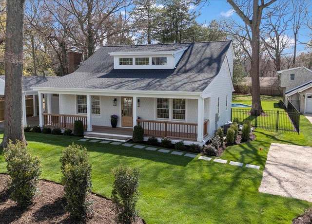 Property at 1000 Washington Dr, Centerport, NY 11721, 3 beds, 2.5 baths