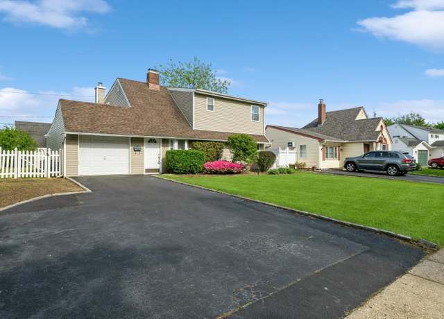 Property at 27 Apollo Ln, Hicksville, NY 11801, 5 beds, 2 baths
