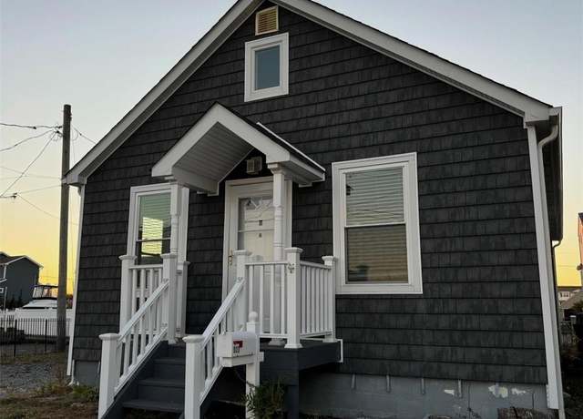 Property at 923 Arctic St, Lindenhurst, NY 11757, 3 beds, 1 bath