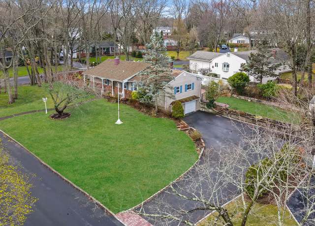 Property at 41 Winslow Ln, Smithtown, NY 11787, 4 beds, 3 baths