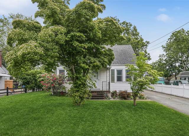 Property at 142 Woodhull Ave, Riverhead, NY 11901, 3 beds, 1 bath