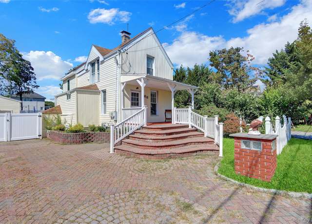 Property at 66 Center Ave, Bay Shore, NY 11706, 3 beds, 2 baths