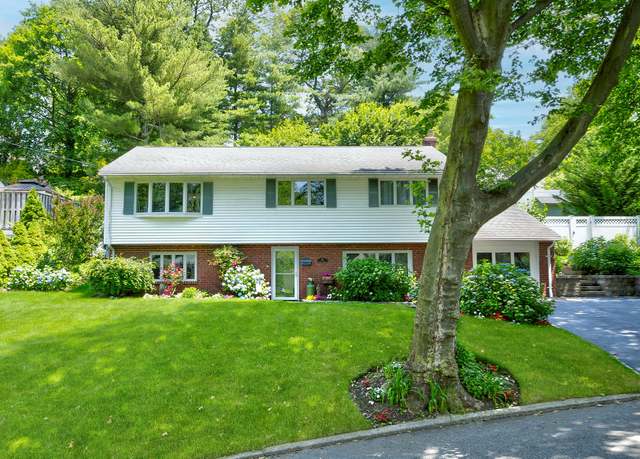 Property at 94 Iceland Dr, South Huntington, NY 11746, 4 beds, 3 baths