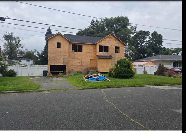 Property at 140 Floyd St, Brentwood, NY 11717, 6 beds, 2 baths