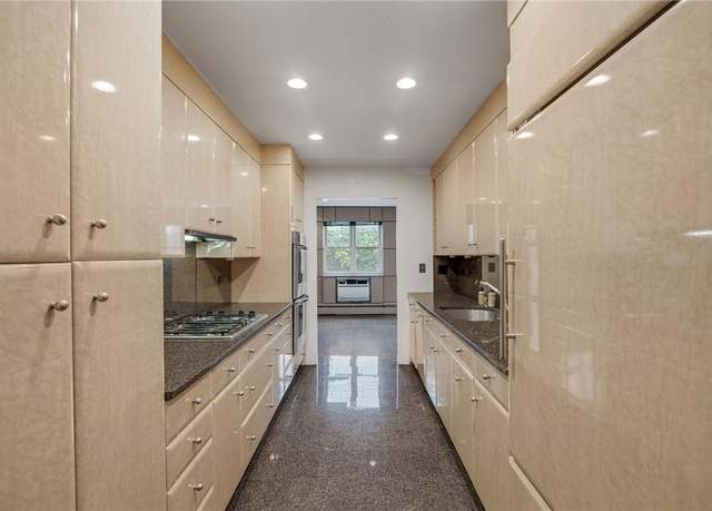 Property at 25 Chapel Pl Unit 1L, Great Neck, NY 11021, 2 beds, 2.5 baths