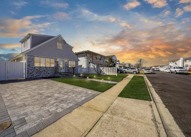 Property at 27 W Granada Ave, Lindenhurst, NY 11757, 5 beds, 2 baths