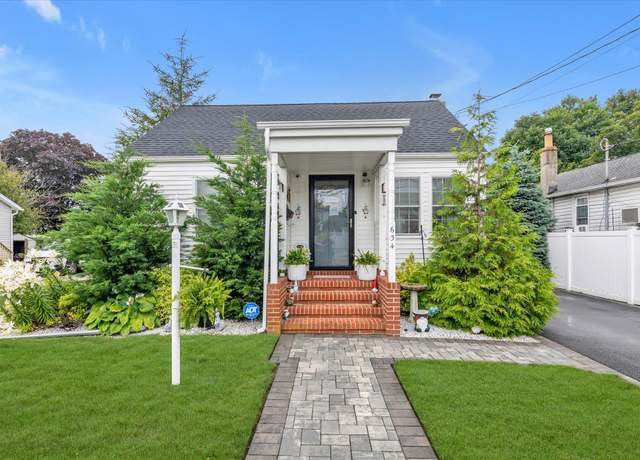 Property at 634 S 4th St, Lindenhurst, NY 11757, 2 beds, 1 bath
