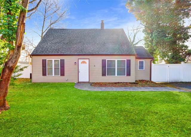 Property at 4 Janice Ln, Central Islip, NY 11722, 3 beds, 2 baths