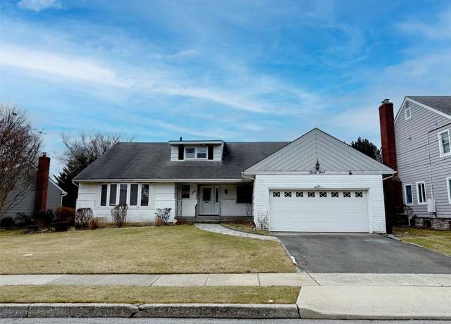 Property at 39 Cedarhurst Ave, Cedarhurst, NY 11516, 3 beds, 2.5 baths
