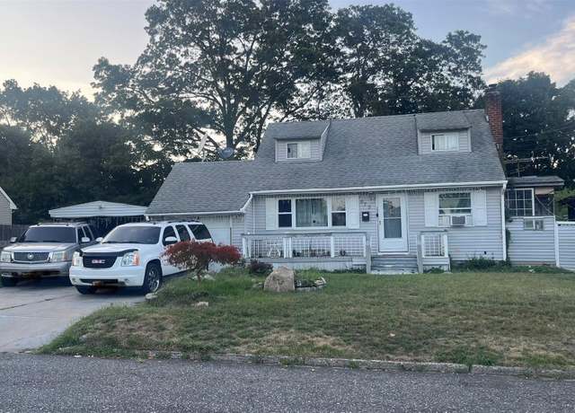 Property at 475 Clift St, Central Islip, NY 11722, 6 beds, 2 baths