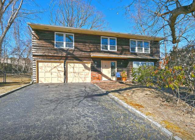 Property at 46 Apple Tree Dr, Hauppauge, NY 11788, 4 beds, 2.5 baths