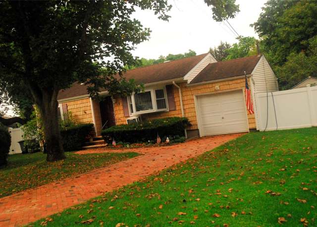 Property at 10 Glen Way, Lake Grove, NY 11755, 3 beds, 1 bath