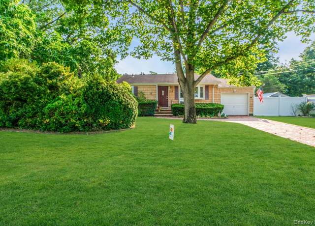 Property at 10 Glen Way, Lake Grove, NY 11755, 3 beds, 1 bath
