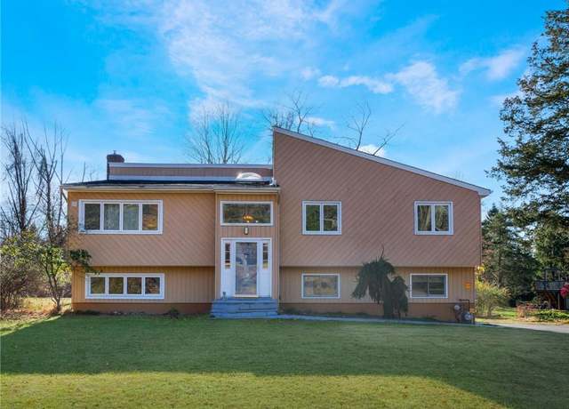 Property at 1 Thornbrook Ln N, Suffern, NY 10901, 4 beds, 2.5 baths