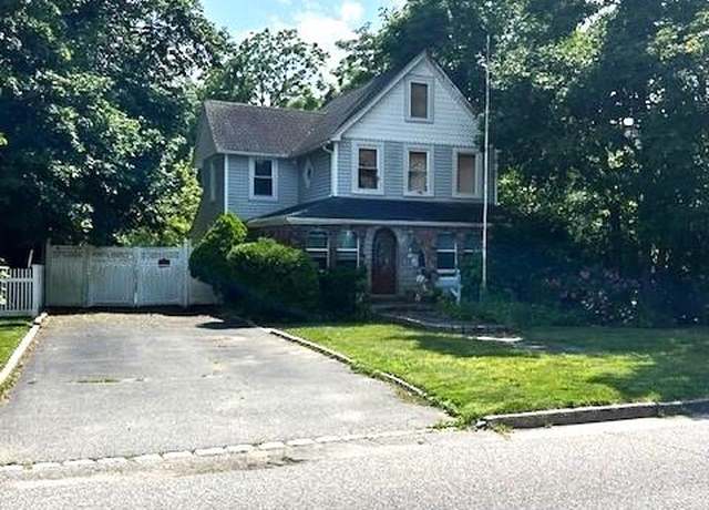 Property at 30 Arnold Ave, West Babylon, NY 11704, 3 beds, 2 baths