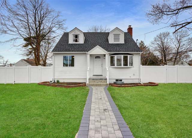 Property at 10 East St, Amityville, NY 11701, 3 beds, 1 bath