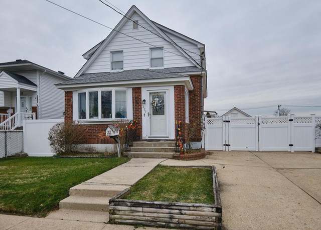 Property at 1829 Evergreen Ave, East Meadow, NY 11554, 2 beds, 1.5 baths