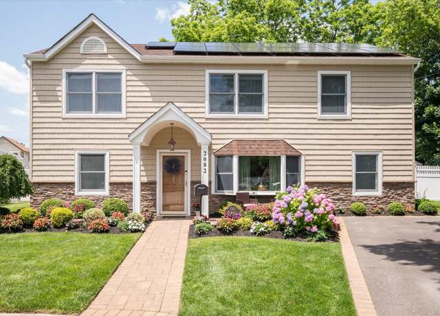 Property at 2082 North Dr, Seaford, NY 11783, 4 beds, 2 baths