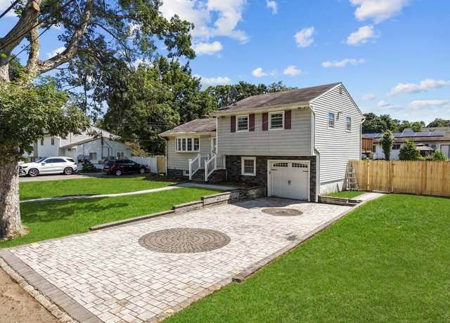 Property at 104 Essex St, West Babylon, NY 11704, 6 beds, 3 baths