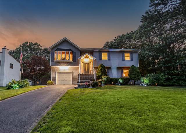 Property at 2 Anthony Ln, Holbrook, NY 11741, 5 beds, 3.5 baths