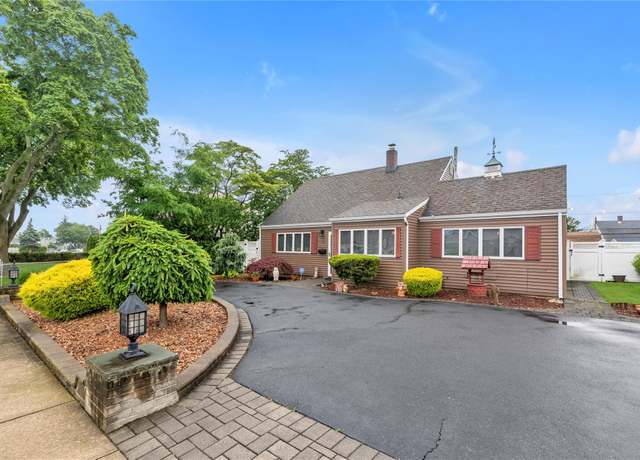 Property at 16 Crescent Ln, Levittown, NY 11756, 3 beds, 1.5 baths