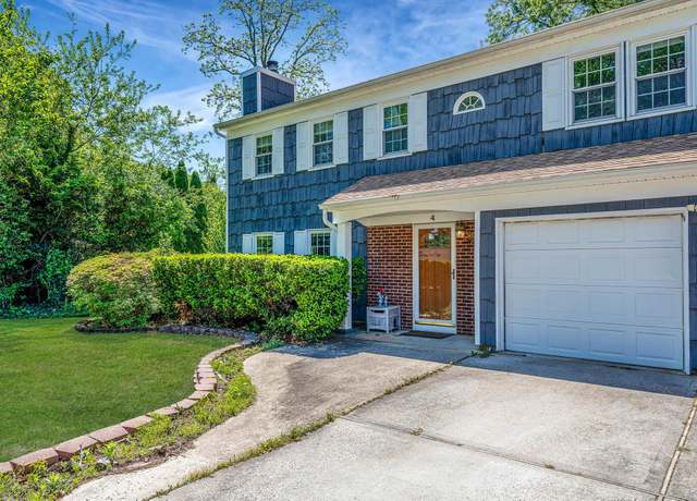 Property at 4 Hillcrest Ln, Ridge, NY 11961, 4 beds, 2.5 baths
