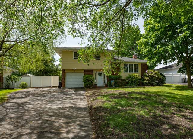 Property at 8 Baylor Dr, Smithtown, NY 11787, 3 beds, 1.5 baths