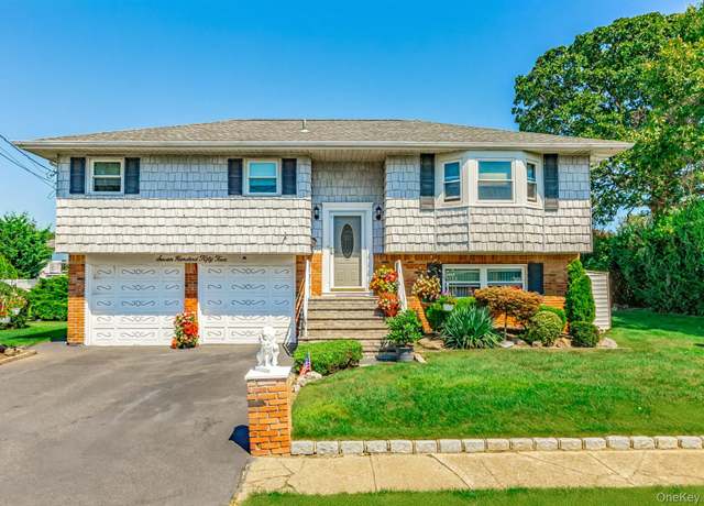 Property at 754 Halsey Pl, Lindenhurst, NY 11757, 4 beds, 2 baths