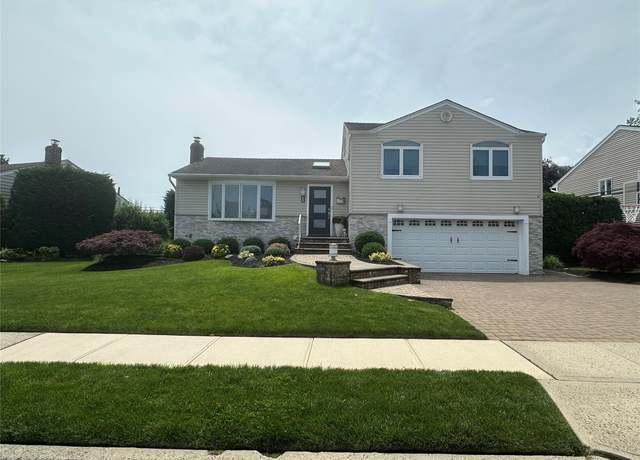 Property at 17 Keswick Ln, Plainview, NY 11803, 3 beds, 2.5 baths