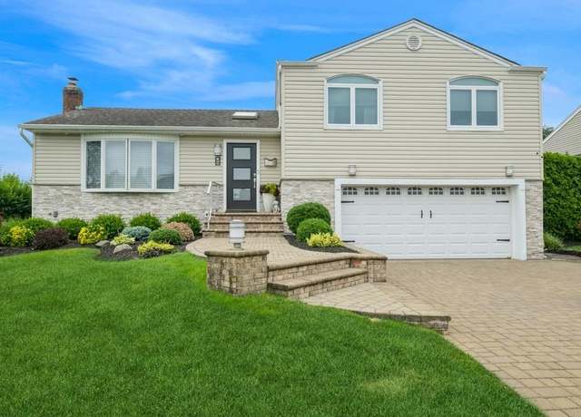 Property at 17 Keswick Ln, Plainview, NY 11803, 3 beds, 2.5 baths