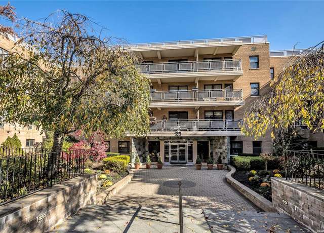 Property at 25 Park Pl Unit 1 EE, Great Neck, NY 11021, 1 bath