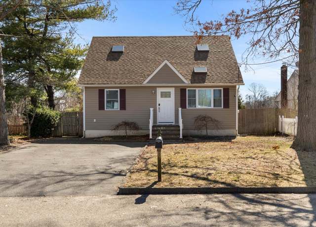 Property at 86 Sinn St, Patchogue, NY 11772, 4 beds, 2 baths