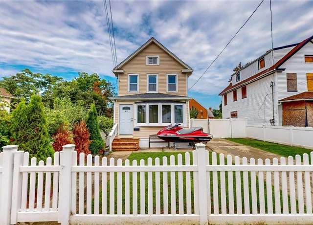 Property at 25 Maple Ave, Hempstead, NY 11550, 3 beds, 1.5 baths