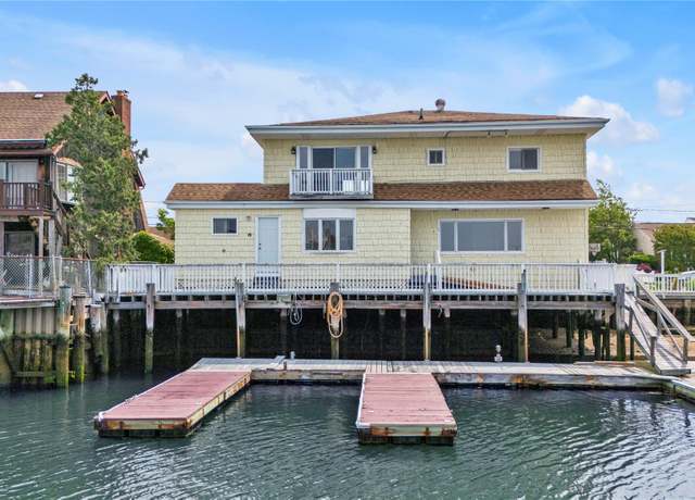 Property at 430 Roosevelt Ave, Freeport, NY 11520, 5 beds, 3 baths