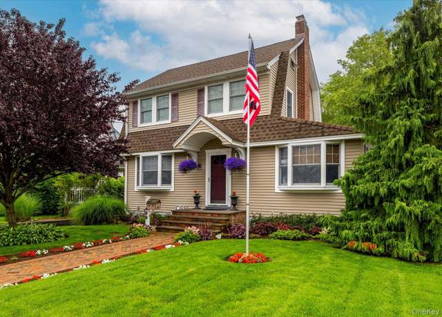 Property at 499 Windsor Pl, Oceanside, NY 11572, 3 beds, 1.5 baths