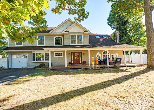 Property at 43 Hollins Ln, East Islip, NY 11730, 4 beds, 3 baths
