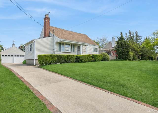 Property at 10 Frankel Rd, Massapequa, NY 11758, 4 beds, 1.5 baths