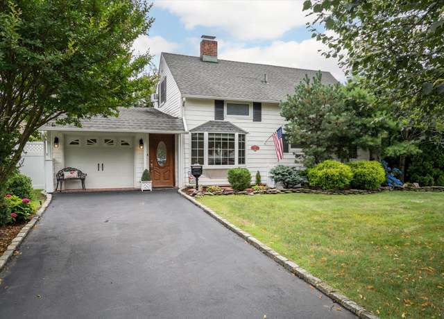 Property at 15 Wildflower Ln, Wantagh, NY 11793, 4 beds, 1.5 baths