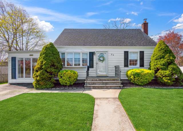 Property at 24 Elaine Dr, Sayville, NY 11782, 3 beds, 1 bath