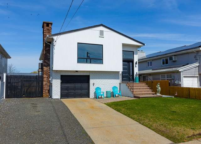 Property at 26 Bayview Ave W, Lindenhurst, NY 11757, 3 beds, 1 bath