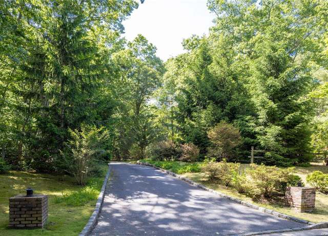 Property at 22 Woodhollow Ln, Northport, NY 11768, 4 beds, 3.5 baths