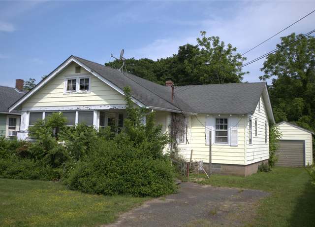 Property at 208 aka 685 Knapp Pl, Greenport, NY 11944, 2 beds, 1 bath