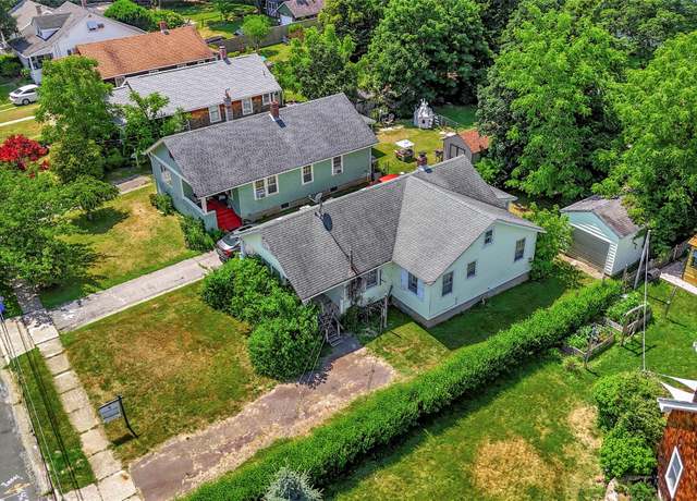 Property at 208 aka 685 Knapp Pl, Greenport, NY 11944, 2 beds, 1 bath