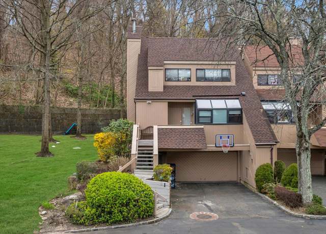 Property at 1 John Bean Ct, Port Washington, NY 11050, 3 beds, 3.5 baths