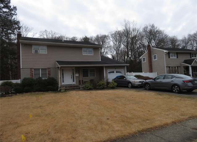 Property at 12 Somerset Dr, Commack, NY 11725, 4 beds, 2.5 baths