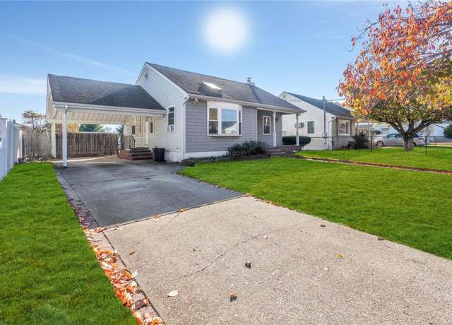 Property at 128 Gracie Dr, North Babylon, NY 11703, 3 beds, 2 baths