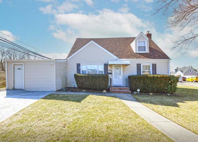 Property at 46 Gables Dr, Hicksville, NY 11801, 5 beds, 2 baths