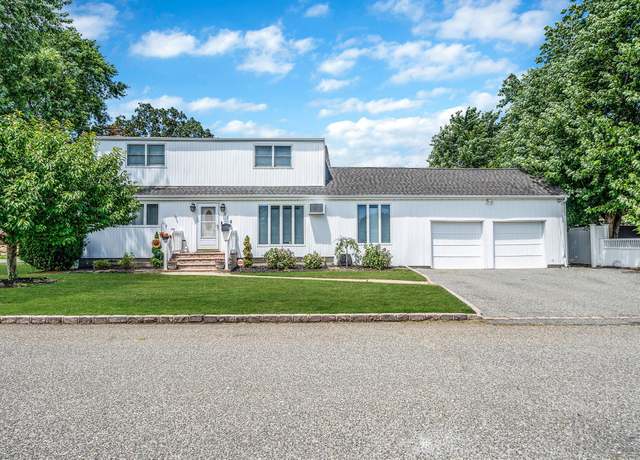 Property at 318 2nd Ave, Lindenhurst, NY 11757, 4 beds, 3 baths