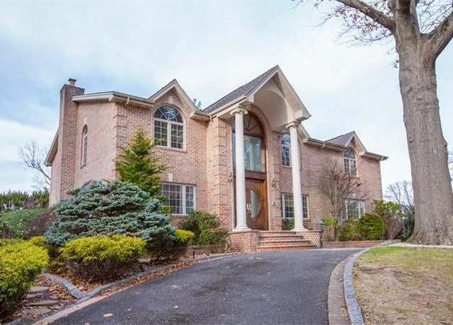 Property at 1 Jeffrey Ln, Great Neck, NY 11020, 4 beds, 3.5 baths