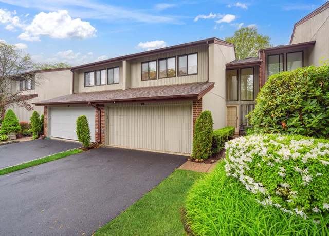 Property at 98 Foxwood Dr, Jericho, NY 11753, 3 beds, 2.5 baths
